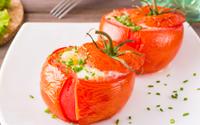 Tomate recheado com ricota temperada