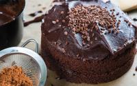 Bolo de chocolate: como rechear, como fazer calda e mais
