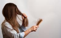 Poucos sabem, mas esses 5 alimentos podem acelerar a calvície, segundo dermatologista!
