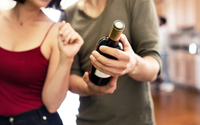 O significado oculto por trás das 7 características das pessoas que sempre levam vinho quando vão à casa de alguém