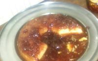 Pudim de leite com calda de morango