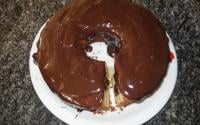 Bolo de laranja com cobertura de chocolate