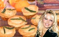 Pamela Anderson tem um novo livro de receitas: veja como fazer a torta vegetariana e o bolo sourdough de gengibre com calda de caramelo da eterna Baywatch