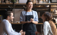 O que significa quando as pessoas ajudam o garçom a tirar os pratos da mesa?