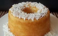 O doce que vai se tornar a estrela da sua Festa Junina é esse bolo de queijadinha cremoso e maravilhoso