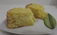 Bolo de fubá com queijo e coco