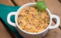 Farofinha de torresmo é o acompanhamento fácil e delicioso para a feijoada, todo mundo vai te pedir a receita!
