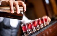 Surreal! Bares são fechados por fazer shots com restos de drink; saiba como evitar que isso aconteça com você
