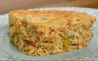 Tem frango sobrando na geladeira? Essa torta de liquidificador é a receita perfeita para uma refeição prática e saborosa
