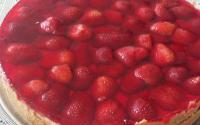 Torta de morango com biscoito de maizena