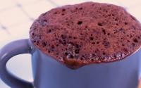 Vontade de um bolinho? Bolo de caneca na airfryer vai matar seu desejo rapidinho