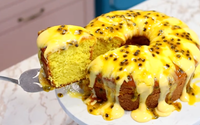 Bolo de maracujá superfofinho com calda cremosa para o lanche da tarde: sempre que faço meus vizinhos sentem o cheiro de longe