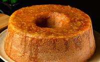 Bolo fofinho de laranja com calda perfeito para o café da manhã da mamãe (e da família toda)