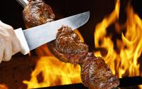 Nem limão, nem chimichurri: o ingrediente dos chefs para apimentar a carne grelhada eleva o churrasco a outro patamar