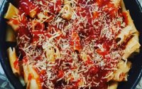 Rigatoni com presunto e queijo