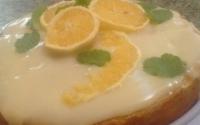Bolo de laranja com cobertura de laranja.