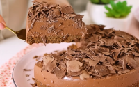 Essa torta gelada de chocolate de apenas 5 ingredientes não pode faltar na Páscoa da minha família: cremosa e fácil de fazer, todo mundo pede mais um pedaço