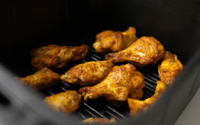 Frango a passarinho na airfryer fica uma delícia: precisa apenas temperar e assar