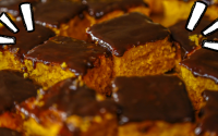 Bolo de cenoura com calda de chocolate fácil: já deixa cortado em quadradinhos para as crianças lancharem