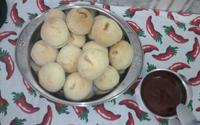 Pãezinhos de queijo com geleia de goiaba