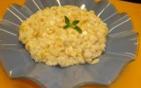 Risoto de damasco com amêndoas e queijo.