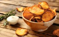 As melhores formas de fazer chips de batata-doce crocante na airfryer, no forno e frita: escolha a sua receita