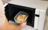 Nunca mais comi arroz ressecado no almoço do trabalho: truque simples deixa o alimento da marmita fresquinho