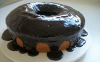 Bolo de cenoura com calda de chocolate