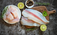 Parece inofensivo, mas esse costume na hora de temperar o frango ou o peixe pode acabar com sua receita