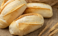 Como deixar aquele pão dormido fresquinho e crocante de novo com apenas um ingrediente?