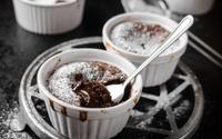 Cremoso, quentinho e com só 3 ingredientes: esse bolo de caneca é a sobremesa que vai aquecer o seu inverno