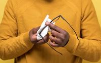 Nem limão, nem produtos especiais: o truque infalível para limpar as lentes dos óculos (sem arranhões!)