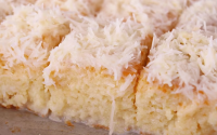 Bolo de coco molhadinho: embrulho as fatias no papel-alumínio para ficar bem gelado, todo mundo ama essa receita