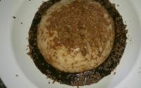 Manjar todo saboroso com calda de chocolate