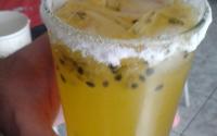 Caipirinha de limão e maracujá