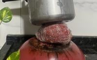 Era o truque me faltava: descongelar carne usando duas panelas e sem fogão é a maior gambiarra, mas será que funciona?