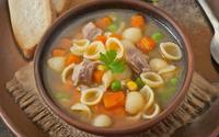 Essa sopa de macarrão é a janta favorita da minha família no inverno: quentinha, reconfortante e deliciosa!