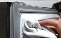 Se sua mãe não te ensinou, eu te ensino: é assim que você deve limpar a borracha da geladeira!