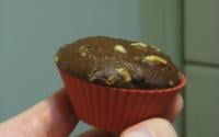 Cupcake de chocolate com gotas de chocolate