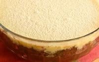 Nem pavê, nem pudim: a sobremesa de Páscoa da minha família é esse bolo de travessa de brigadeiro e leite Ninho