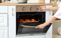 Vale a pena ter um forno elétrico? saiba como o eletrodoméstico pode te ajudar na hora de cozinhar