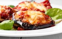 Eu faço toda semana esse jantar rápido e saboroso de berinjela à napolitana: receita gratinada vai fazer sucesso na sua família