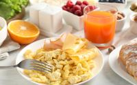 O café da manhã de apenas 3 ingredientes que promete acabar com o inchaço e garantir saciedade
