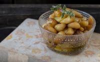 Alho confitado: como fazer o acompanhamento perfeito para torradas, saladas e carnes