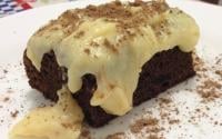 Bolo de oreo com cobertura de leite ninho é a sobremesa DELICIOSA que vai deixar todo mundo querendo mais!