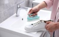 Nem amarelado, nem encardido: 3 truques caseiros para manter os tênis brancos sempre limpos de um jeito fácil