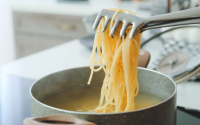 Fim do mistério: esse é o erro que muitos cometem e faz com que o macarrão fique grudento