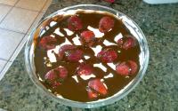 Brigadeiro com morangos e chantily