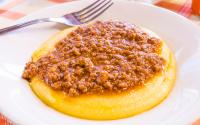 Polenta na panela de pressão: você nunca mais vai querer preparar de outro jeito depois de ver essa receita!