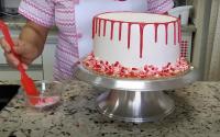 Bolo pronto em 1 hora desde a massa até a finalização que aprendi com uma culinarista: receita é o bolo de festa mais rápido e gostoso que você vai fazer